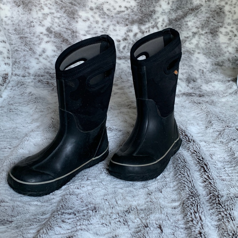 Kids Bogs Size 1 black camo